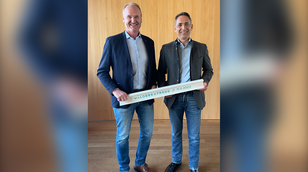Übergabe des Staffelstabs – hier in Form eines Schienenstücks: Guido Flatz, REGIO-Obmann und Bürgermeister von Doren, mit Hubert Rhomberg.